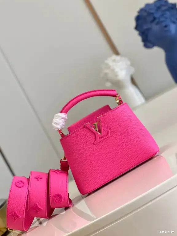 MINI LOUIS CAPUCINES VUITTON 0402